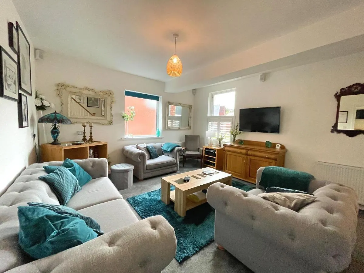 Apartment Lovely Comfortable 3Br House With Parking Nether Edge